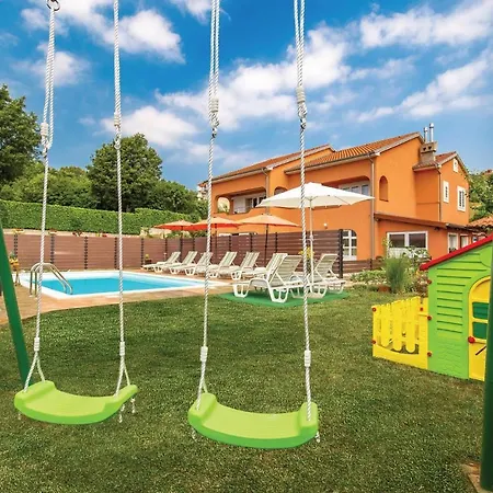 Awesome In With Swimming Pool 펜션 카스타브